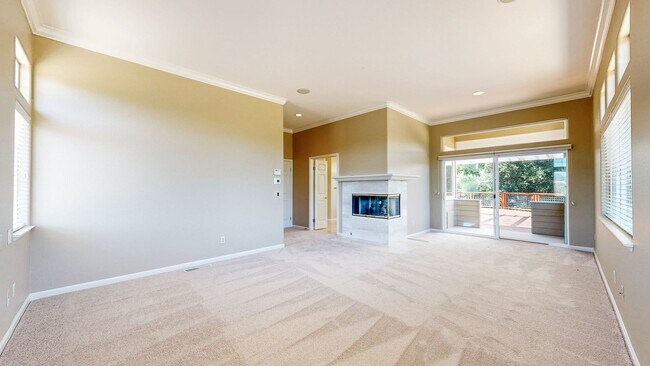 Building Photo - Gorgeous Home with private yards, large de...