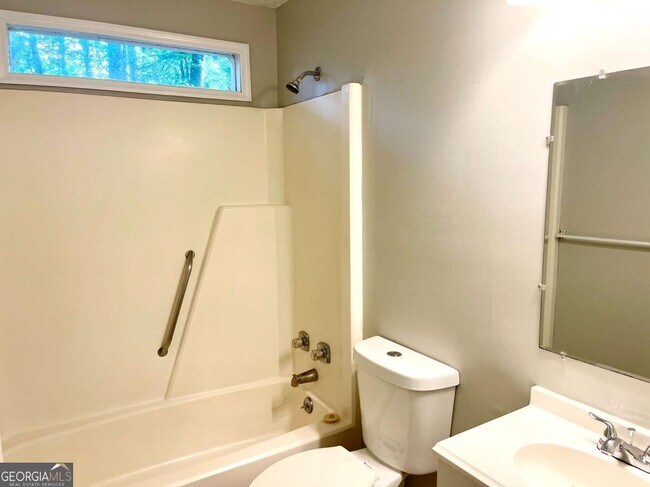 Building Photo - 415 Hillsdale Dr