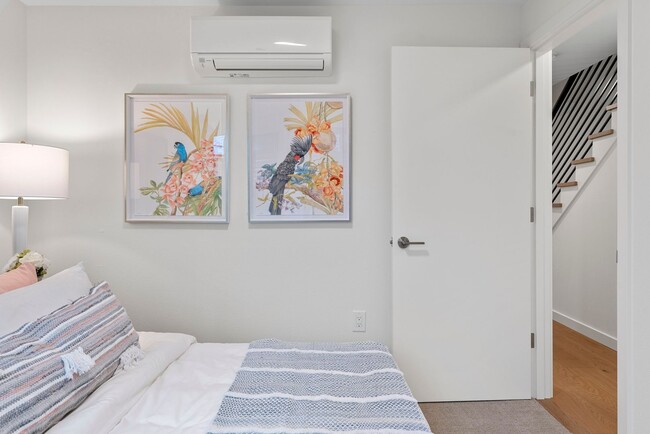 Building Photo - Beautiful Eastlake Condo