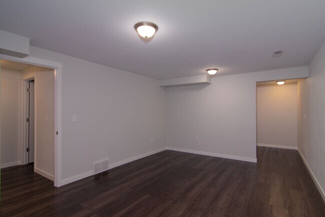 Building Photo - 3 Bed 2 Bath fully updated home adjacent to park & shopping