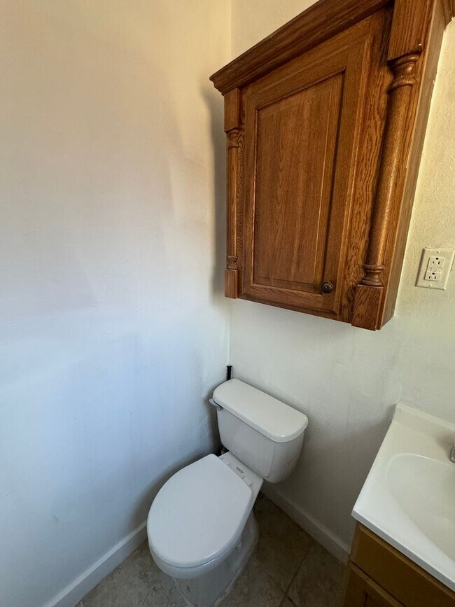 Building Photo - 3 bedroom 1.5 bathroom house!