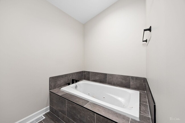 Building Photo - 9704 Captains Dr