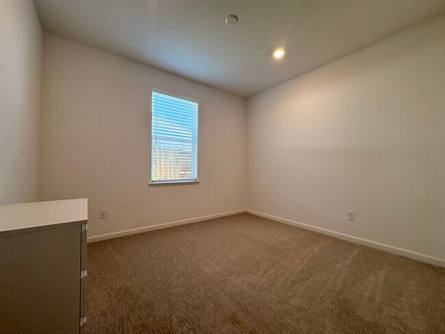 Building Photo - Beautiful Solar Home For Rent in Lincoln