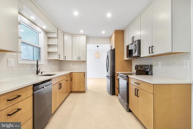 Building Photo - 8009 Poplar Hill Dr