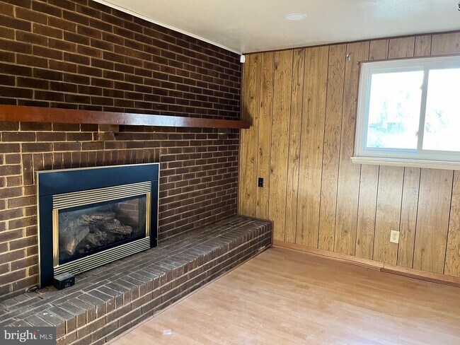 Building Photo - 5525 Larch St