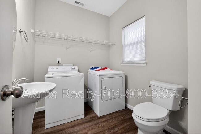 Building Photo - 425 Centerfield Dr