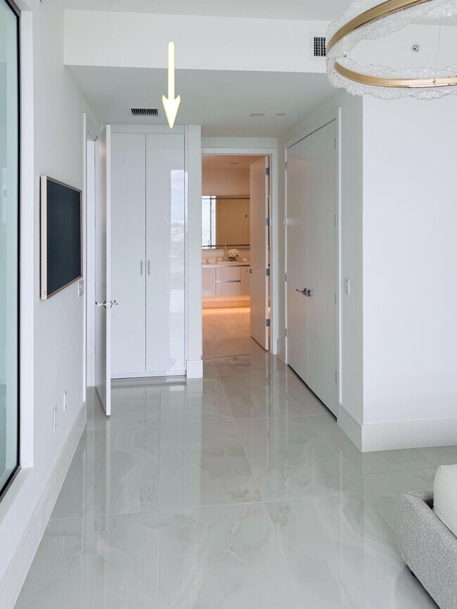 Building Photo - 220 Lake Shore Dr