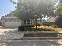 Building Photo - Beautiful home for rent in Visalia!