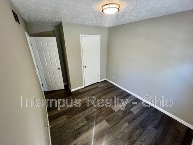 Building Photo - 2600 Saybrooke Dr