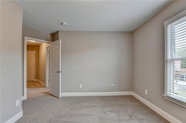 Building Photo - 812 Red Hart Ln