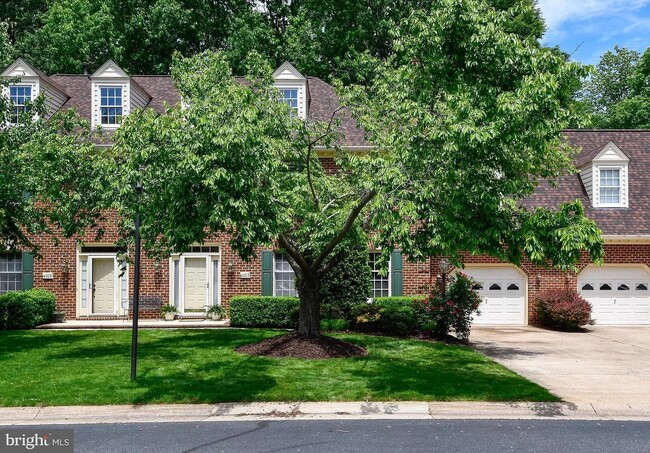 Building Photo - GORGEOUS TOWNHOUSE - THE GREEN'S AT LEE'S ...