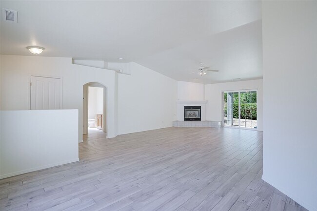Building Photo - 3 Bedroom, 2 Bath, 2 Car Garage For Rent in Prescott!