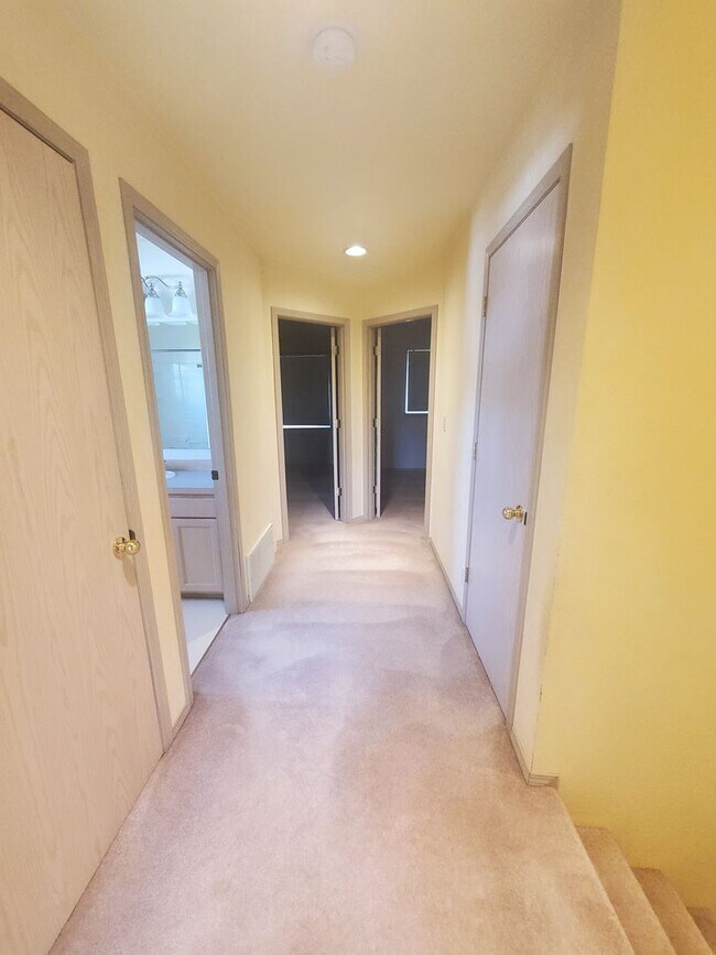 Building Photo - Bright 4BD/2.5BTH Lynnwood Home with Vault...