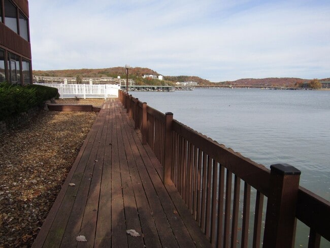 Building Photo - Top floor 2 bedroom condo in Camdenton