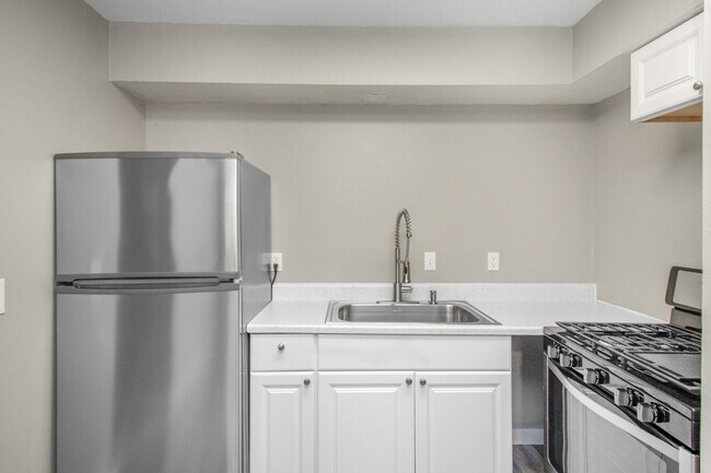 Building Photo - Beautiful updated Main-Level unit in Fabul...