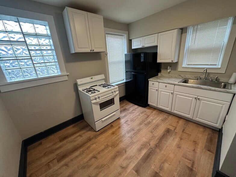 Building Photo - 4916 Winona Ave