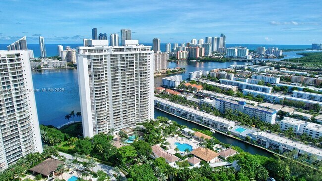 Building Photo - 2600 Island Blvd