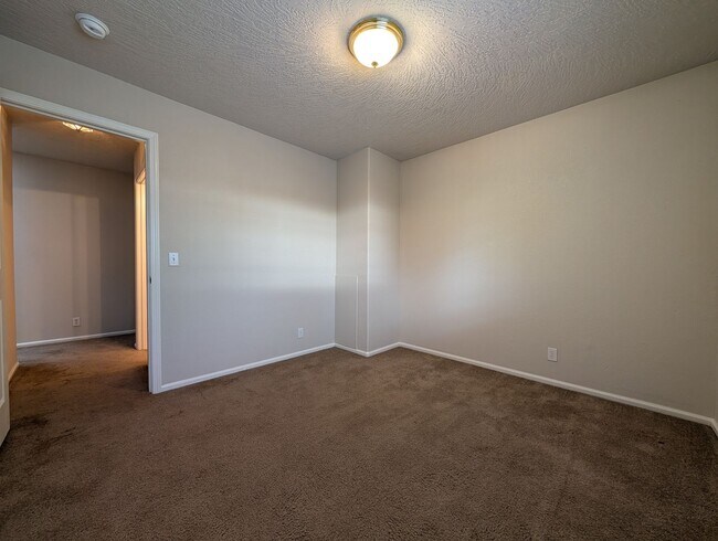 Building Photo - 3-Bedroom, 2.5-Bath Home Close To River Road In Eugene!