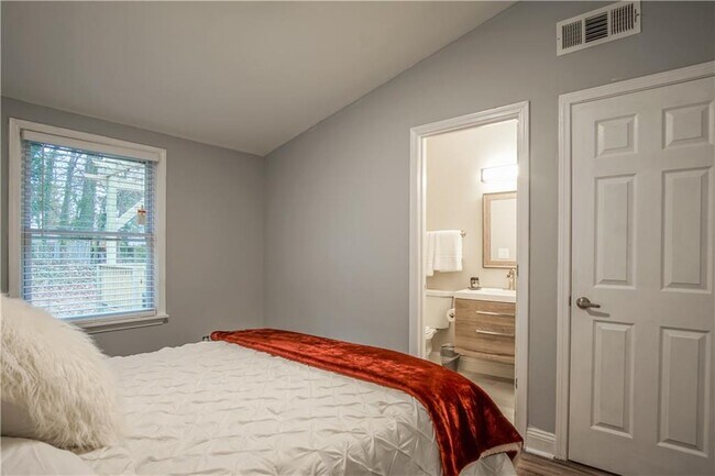 Building Photo - 2640 Casher Dr