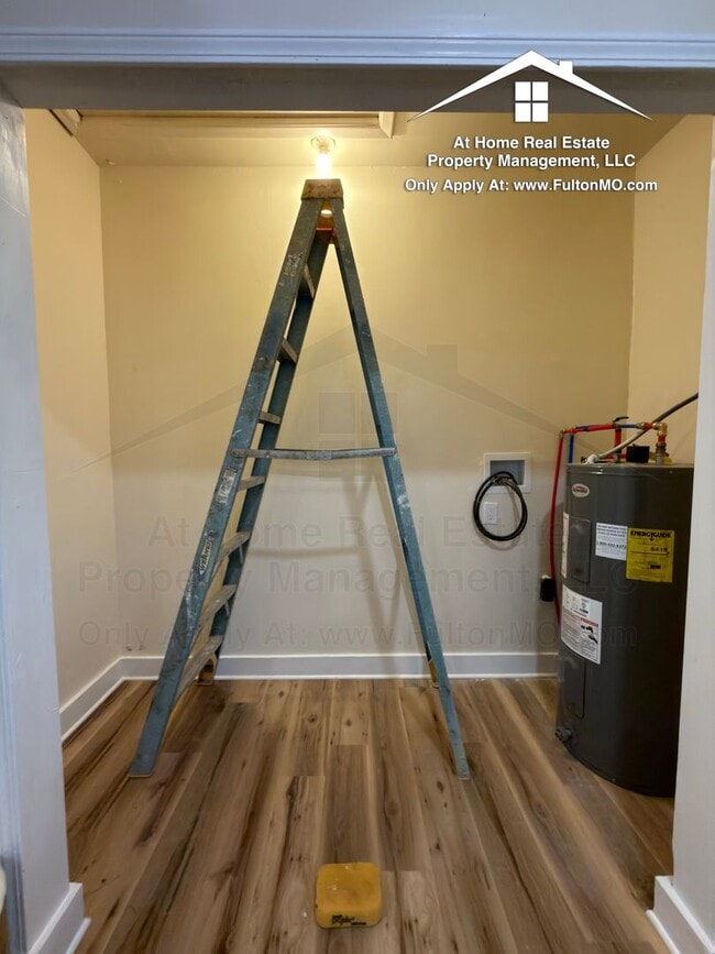 Building Photo - 703 W 7th St