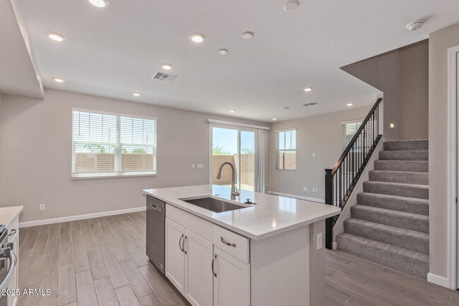 Building Photo - 5835 E Rose Garden Ln