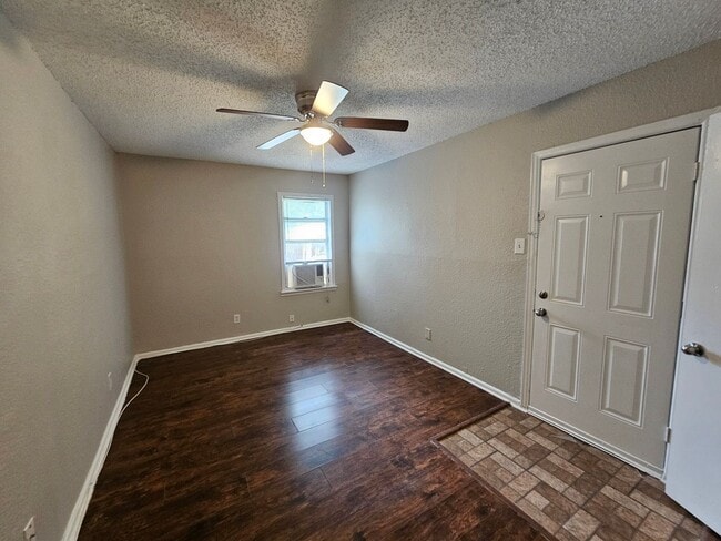 Building Photo - Charming duplex  established Parkdale Heights area of Dallas.
