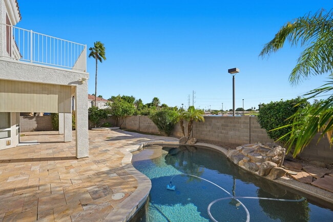 Building Photo - 1425 W Commerce Ave