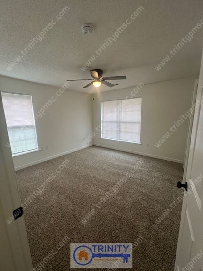 Building Photo - Cute TWO STORY Town Home!