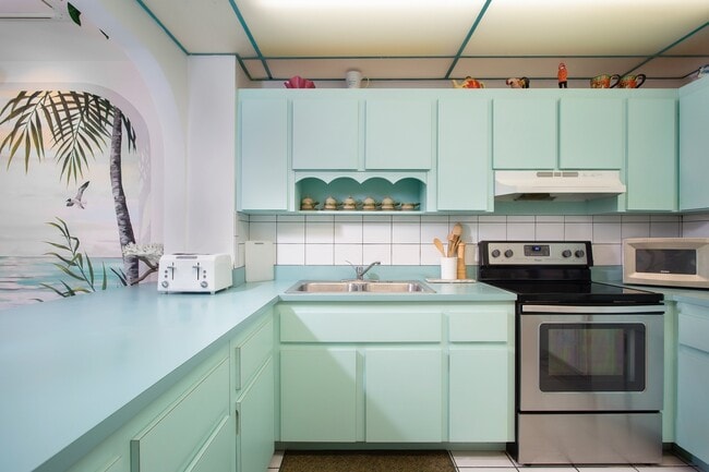 Building Photo - 3 bedroom 2 Bathroom Furnished Condo