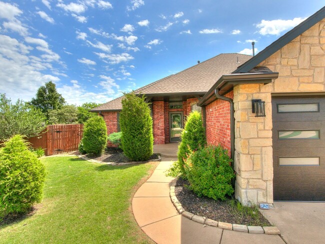 Building Photo - Stunning Coffee Creek Home