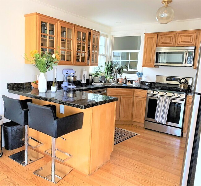 Kitchen with bar area - 527 29th Ave