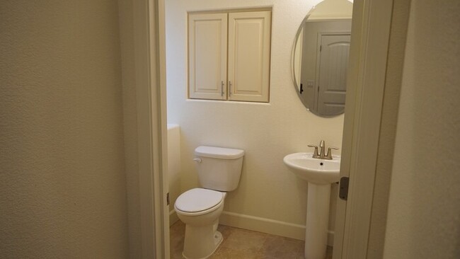 Building Photo - Beautiful 3 Bed, 2.5 Bath in Desirable Dia...