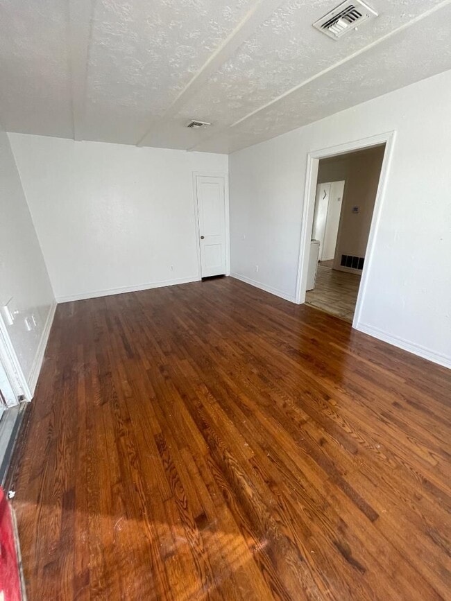 Building Photo - 1 Bed 1 Bath Duplex For Lease!