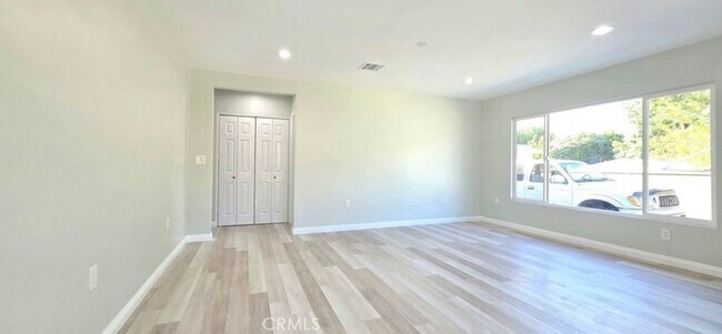 Building Photo - 5830 N Vista St