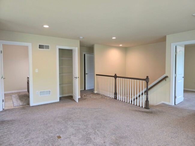 Building Photo - Duplex includes 2 car garage, laundry, pat...
