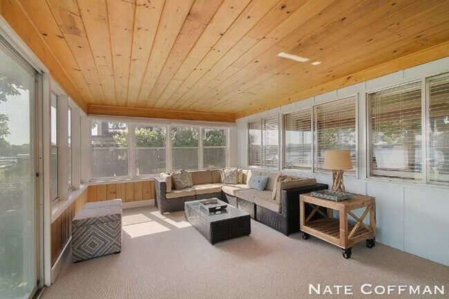 Building Photo - Lakefront 4 bed 2 bath home