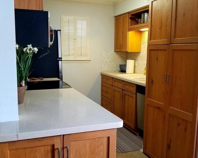 Building Photo - 2744 Briarhurst Dr