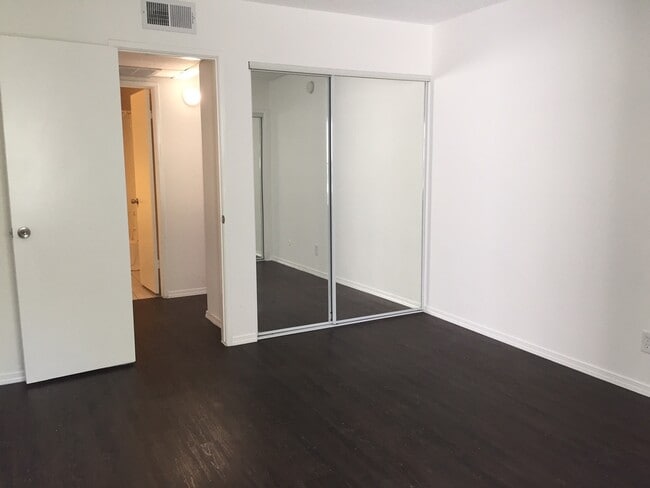 Building Photo - Beautiful 1 Bed/1 Bath Condo Apartment wit...