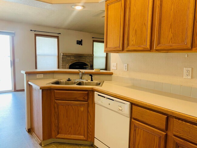 Building Photo - Great Home, Close Foothills Location