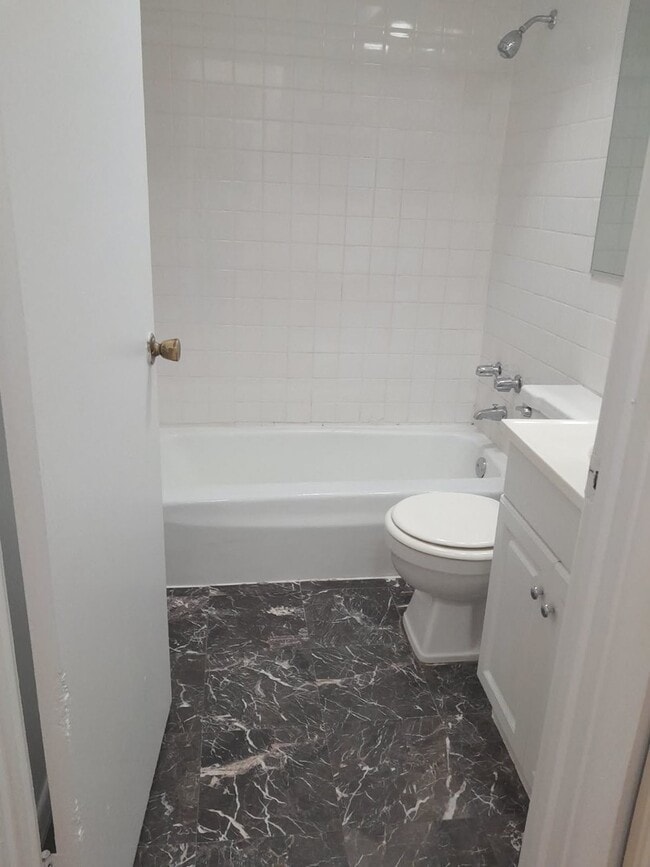 Building Photo - 540 W Roscoe St