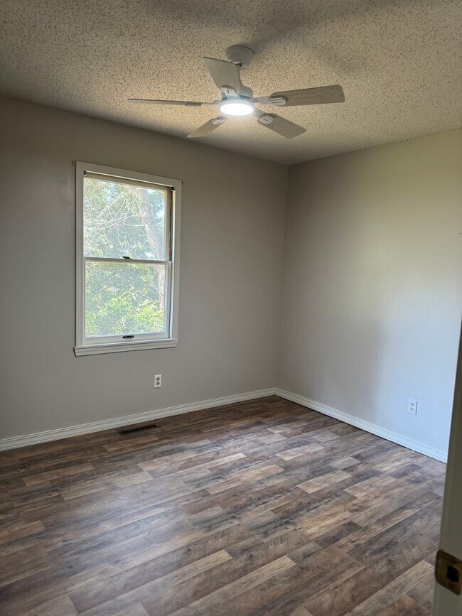 Building Photo - Cute, refreshed home on quiet cul de sac.
