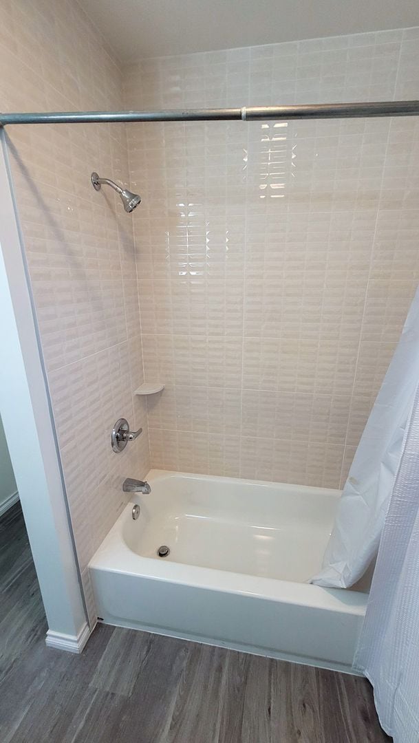 Building Photo - 6 Bedroom 3 Bath Two Story House with REMODELED Kitchen and Bathrooms Available Now!