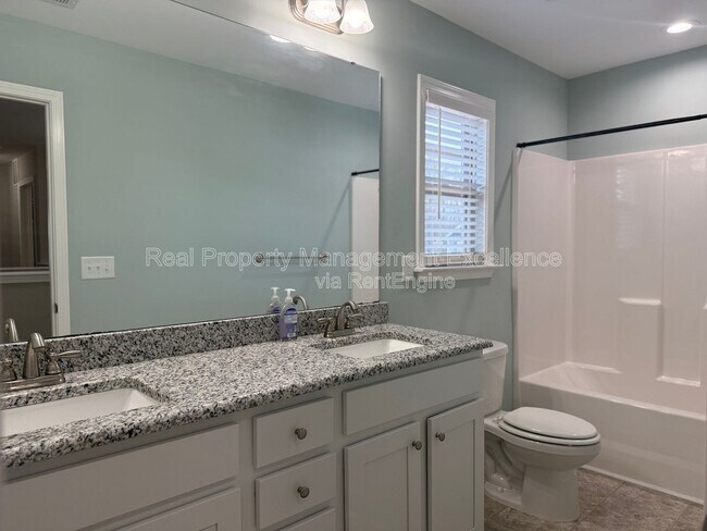 Building Photo - 432 Fallingbrook Dr