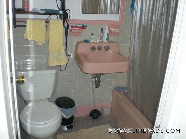 Building Photo - 1069 Beacon St