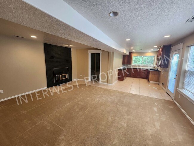 Building Photo - Large 3 Bed+ Bonus Room SW Pdx Home, Natur...