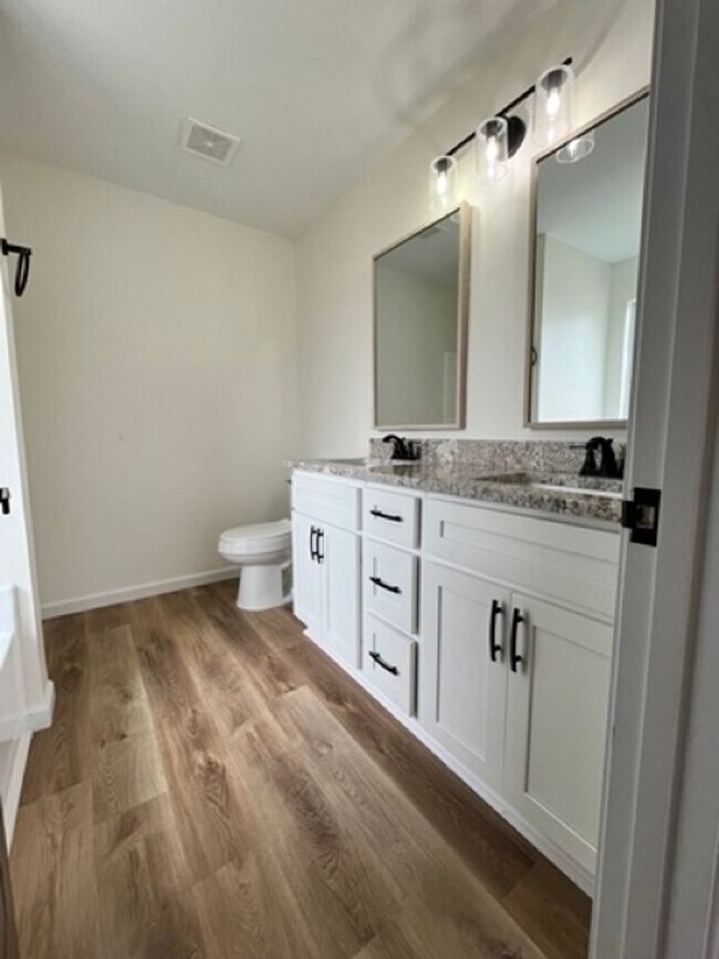 Building Photo - 204 Franklin Sq - Beautifully Updated Home in Bonaire