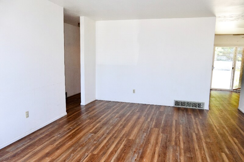 Building Photo - 47 Newport Cir