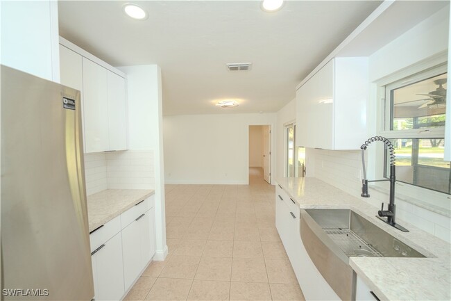 Building Photo - 2701 6th St W