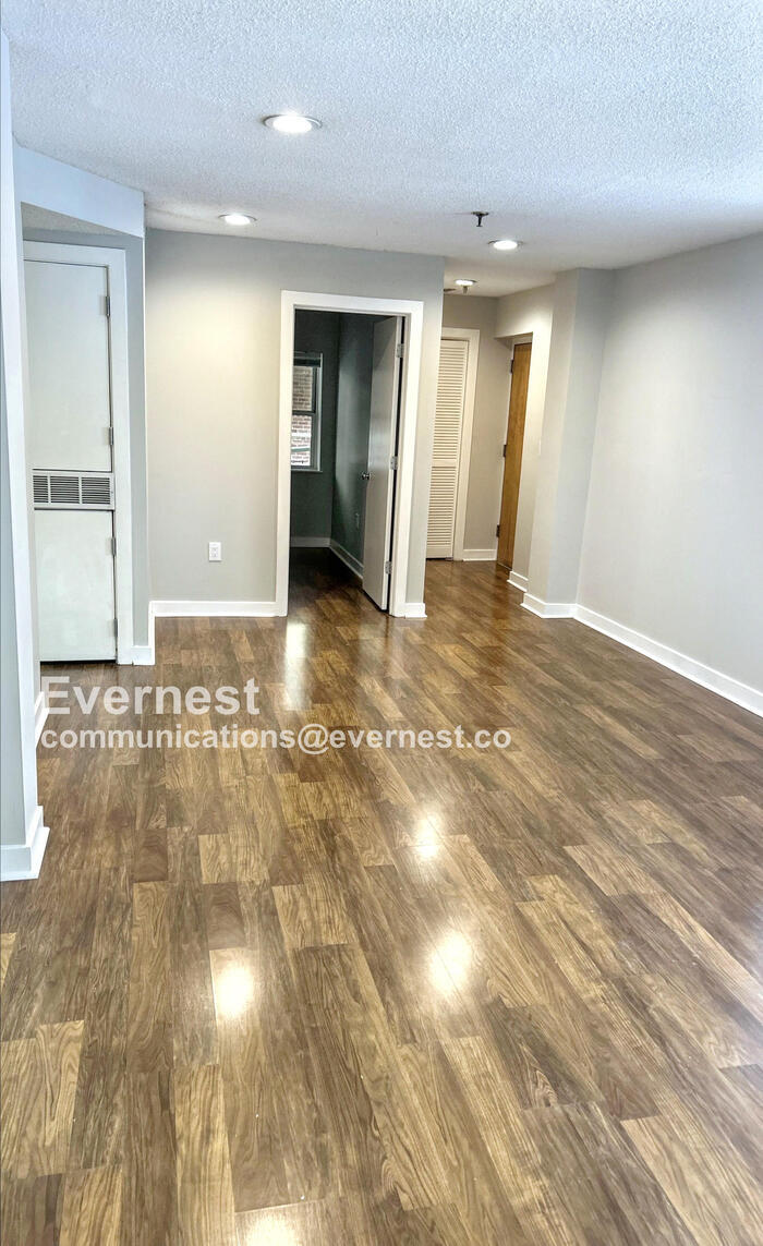 Building Photo - 315 N Spruce St