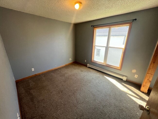 Building Photo - Upper Level 2 Bedroom Apartment - AVAILABLE JUNE